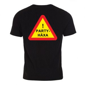 T-shirt herr-modell med ca 18 cm stor logga Varningsskylt Partyhäxa baktill på ryggen.